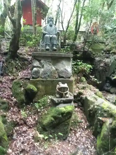 代々木神社の像