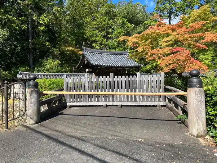 西芳寺の山門