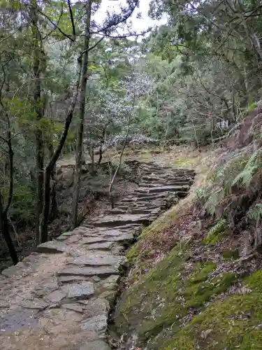 神倉神社（熊野速玉大社摂社）の{uncategorized: "未分類", other: "その他", undefined: "問題あり", building: "その他建物", grave: "お墓", sacred_gate: "鳥居", guardian: "狛犬", statue: "像", buddha: "仏像", history: "歴史", nature: "自然", garden: "庭園", animal: "動物", pagoda: "塔", temizu: "手水舎", mountain_gate: "山門・神門", sanctuary: "本殿・本堂", subordinate: "末社・摂社", art: "芸術", scenery: "景色", jizo: "地蔵", ema: "絵馬", goshuin: "御朱印", omikuji: "おみくじ", items: "授与品その他", amulet: "お守り", goshuincho: "御朱印帳", eats: "食事", festival: "お祭り", votive_dance: "神楽", shichigosan: "七五三参", wedding: "結婚式", experience: "体験その他", initially: "初詣", around: "周辺", anti_infection: "感染症対策"}