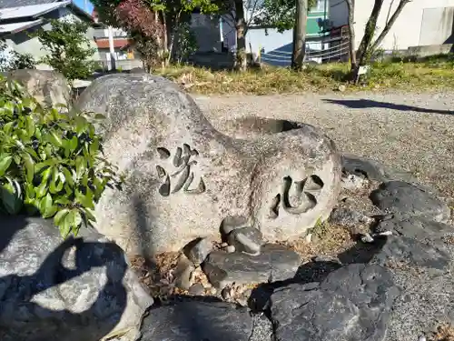 尾津神社（小山）の手水舎