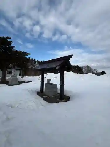 平岸神社の{uncategorized: "未分類", other: "その他", undefined: "問題あり", building: "その他建物", grave: "お墓", sacred_gate: "鳥居", guardian: "狛犬", statue: "像", buddha: "仏像", history: "歴史", nature: "自然", garden: "庭園", animal: "動物", pagoda: "塔", temizu: "手水舎", mountain_gate: "山門・神門", sanctuary: "本殿・本堂", subordinate: "末社・摂社", art: "芸術", scenery: "景色", jizo: "地蔵", ema: "絵馬", goshuin: "御朱印", omikuji: "おみくじ", items: "授与品その他", amulet: "お守り", goshuincho: "御朱印帳", eats: "食事", festival: "お祭り", votive_dance: "神楽", shichigosan: "七五三参", wedding: "結婚式", experience: "体験その他", initially: "初詣", around: "周辺", anti_infection: "感染症対策"}