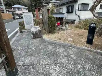 地蔵(水口宿東見附跡)の{uncategorized: "未分類", other: "その他", undefined: "問題あり", building: "その他建物", grave: "お墓", sacred_gate: "鳥居", guardian: "狛犬", statue: "像", buddha: "仏像", history: "歴史", nature: "自然", garden: "庭園", animal: "動物", pagoda: "塔", temizu: "手水舎", mountain_gate: "山門・神門", sanctuary: "本殿・本堂", subordinate: "末社・摂社", art: "芸術", scenery: "景色", jizo: "地蔵", ema: "絵馬", goshuin: "御朱印", omikuji: "おみくじ", items: "授与品その他", amulet: "お守り", goshuincho: "御朱印帳", eats: "食事", festival: "お祭り", votive_dance: "神楽", shichigosan: "七五三参", wedding: "結婚式", experience: "体験その他", initially: "初詣", around: "周辺", anti_infection: "感染症対策"}