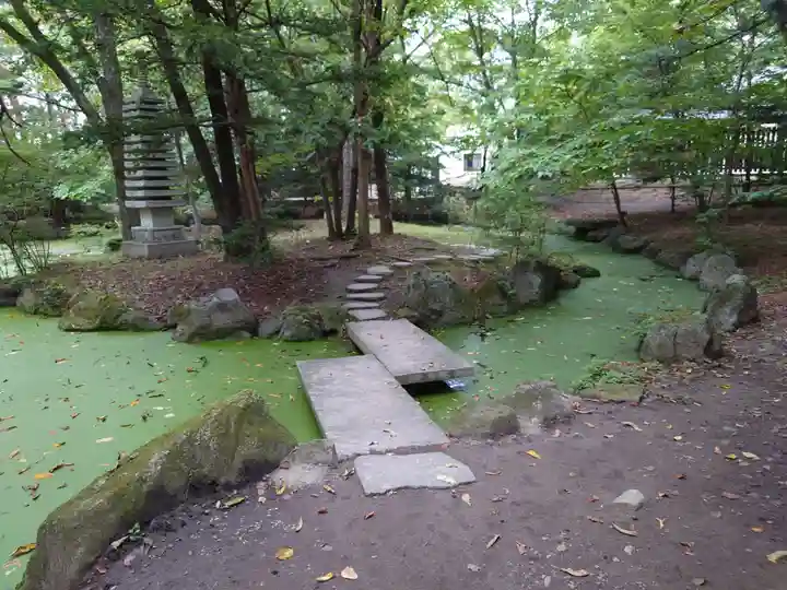 帯廣神社の庭園