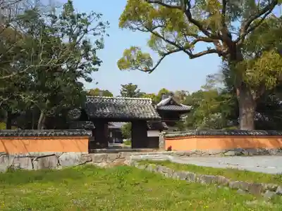 戒壇院の山門・神門
