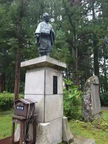 出羽神社(出羽三山神社)～三神合祭殿～の像