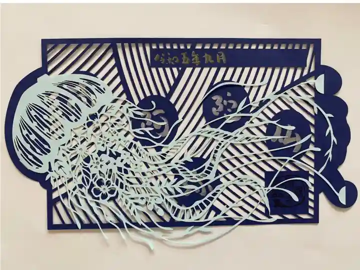 クラゲのご朱印🪼
でも花や葉っぱも絡んでいる🧐
藍色と水色の2枚の切り絵を合わせた
爽やかなご朱印💙🩵
こんな合わせ切り絵を頂くのは初めて😍