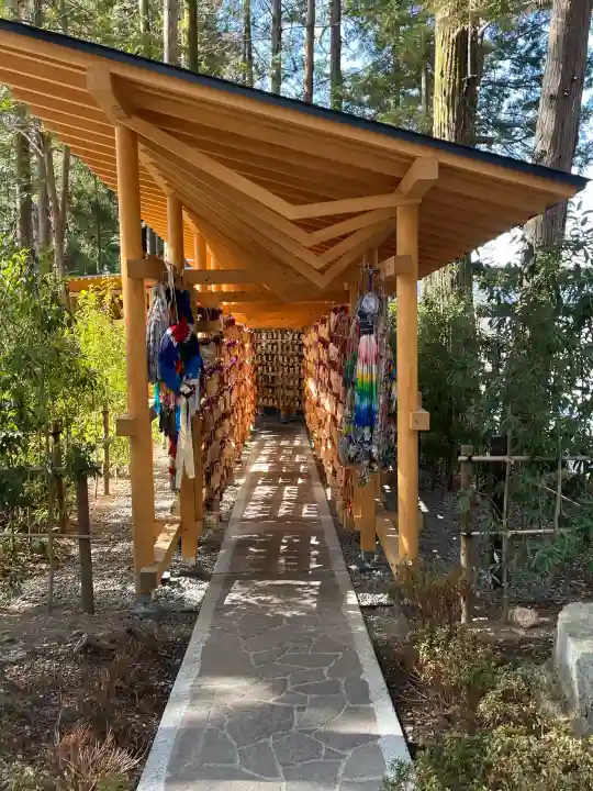 諏訪大社下社秋宮の{uncategorized: "未分類", other: "その他", undefined: "問題あり", building: "その他建物", grave: "お墓", sacred_gate: "鳥居", guardian: "狛犬", statue: "像", buddha: "仏像", history: "歴史", nature: "自然", garden: "庭園", animal: "動物", pagoda: "塔", temizu: "手水舎", mountain_gate: "山門・神門", sanctuary: "本殿・本堂", subordinate: "末社・摂社", art: "芸術", scenery: "景色", jizo: "地蔵", ema: "絵馬", goshuin: "御朱印", omikuji: "おみくじ", items: "授与品その他", amulet: "お守り", goshuincho: "御朱印帳", eats: "食事", festival: "お祭り", votive_dance: "神楽", shichigosan: "七五三参", wedding: "結婚式", experience: "体験その他", initially: "初詣", around: "周辺", anti_infection: "感染症対策"}