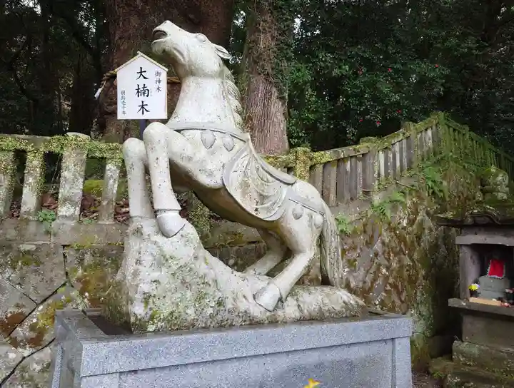 八幡朝見神社の像