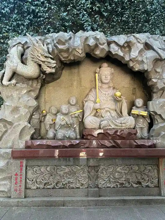 江島神社の{uncategorized: "未分類", other: "その他", undefined: "問題あり", building: "その他建物", grave: "お墓", sacred_gate: "鳥居", guardian: "狛犬", statue: "像", buddha: "仏像", history: "歴史", nature: "自然", garden: "庭園", animal: "動物", pagoda: "塔", temizu: "手水舎", mountain_gate: "山門・神門", sanctuary: "本殿・本堂", subordinate: "末社・摂社", art: "芸術", scenery: "景色", jizo: "地蔵", ema: "絵馬", goshuin: "御朱印", omikuji: "おみくじ", items: "授与品その他", amulet: "お守り", goshuincho: "御朱印帳", eats: "食事", festival: "お祭り", votive_dance: "神楽", shichigosan: "七五三参", wedding: "結婚式", experience: "体験その他", initially: "初詣", around: "周辺", anti_infection: "感染症対策"}
