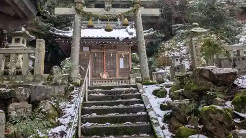 走落神社の{uncategorized: "未分類", other: "その他", undefined: "問題あり", building: "その他建物", grave: "お墓", sacred_gate: "鳥居", guardian: "狛犬", statue: "像", buddha: "仏像", history: "歴史", nature: "自然", garden: "庭園", animal: "動物", pagoda: "塔", temizu: "手水舎", mountain_gate: "山門・神門", sanctuary: "本殿・本堂", subordinate: "末社・摂社", art: "芸術", scenery: "景色", jizo: "地蔵", ema: "絵馬", goshuin: "御朱印", omikuji: "おみくじ", items: "授与品その他", amulet: "お守り", goshuincho: "御朱印帳", eats: "食事", festival: "お祭り", votive_dance: "神楽", shichigosan: "七五三参", wedding: "結婚式", experience: "体験その他", initially: "初詣", around: "周辺", anti_infection: "感染症対策"}
