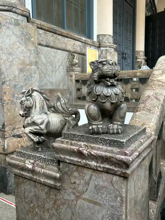 築地本願寺(本願寺築地別院)の{uncategorized: "未分類", other: "その他", undefined: "問題あり", building: "その他建物", grave: "お墓", sacred_gate: "鳥居", guardian: "狛犬", statue: "像", buddha: "仏像", history: "歴史", nature: "自然", garden: "庭園", animal: "動物", pagoda: "塔", temizu: "手水舎", mountain_gate: "山門・神門", sanctuary: "本殿・本堂", subordinate: "末社・摂社", art: "芸術", scenery: "景色", jizo: "地蔵", ema: "絵馬", goshuin: "御朱印", omikuji: "おみくじ", items: "授与品その他", amulet: "お守り", goshuincho: "御朱印帳", eats: "食事", festival: "お祭り", votive_dance: "神楽", shichigosan: "七五三参", wedding: "結婚式", experience: "体験その他", initially: "初詣", around: "周辺", anti_infection: "感染症対策"}