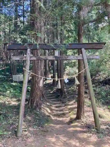 須我神社奥宮の{uncategorized: "未分類", other: "その他", undefined: "問題あり", building: "その他建物", grave: "お墓", sacred_gate: "鳥居", guardian: "狛犬", statue: "像", buddha: "仏像", history: "歴史", nature: "自然", garden: "庭園", animal: "動物", pagoda: "塔", temizu: "手水舎", mountain_gate: "山門・神門", sanctuary: "本殿・本堂", subordinate: "末社・摂社", art: "芸術", scenery: "景色", jizo: "地蔵", ema: "絵馬", goshuin: "御朱印", omikuji: "おみくじ", items: "授与品その他", amulet: "お守り", goshuincho: "御朱印帳", eats: "食事", festival: "お祭り", votive_dance: "神楽", shichigosan: "七五三参", wedding: "結婚式", experience: "体験その他", initially: "初詣", around: "周辺", anti_infection: "感染症対策"}