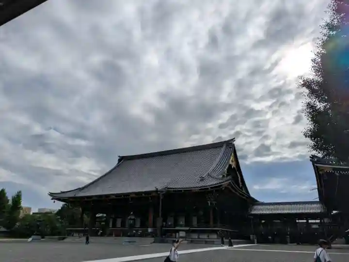 東本願寺(真宗本廟)の{uncategorized: "未分類", other: "その他", undefined: "問題あり", building: "その他建物", grave: "お墓", sacred_gate: "鳥居", guardian: "狛犬", statue: "像", buddha: "仏像", history: "歴史", nature: "自然", garden: "庭園", animal: "動物", pagoda: "塔", temizu: "手水舎", mountain_gate: "山門・神門", sanctuary: "本殿・本堂", subordinate: "末社・摂社", art: "芸術", scenery: "景色", jizo: "地蔵", ema: "絵馬", goshuin: "御朱印", omikuji: "おみくじ", items: "授与品その他", amulet: "お守り", goshuincho: "御朱印帳", eats: "食事", festival: "お祭り", votive_dance: "神楽", shichigosan: "七五三参", wedding: "結婚式", experience: "体験その他", initially: "初詣", around: "周辺", anti_infection: "感染症対策"}