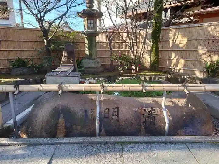 安井金比羅宮の手水舎