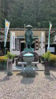 玉桂寺の{uncategorized: "未分類", other: "その他", undefined: "問題あり", building: "その他建物", grave: "お墓", sacred_gate: "鳥居", guardian: "狛犬", statue: "像", buddha: "仏像", history: "歴史", nature: "自然", garden: "庭園", animal: "動物", pagoda: "塔", temizu: "手水舎", mountain_gate: "山門・神門", sanctuary: "本殿・本堂", subordinate: "末社・摂社", art: "芸術", scenery: "景色", jizo: "地蔵", ema: "絵馬", goshuin: "御朱印", omikuji: "おみくじ", items: "授与品その他", amulet: "お守り", goshuincho: "御朱印帳", eats: "食事", festival: "お祭り", votive_dance: "神楽", shichigosan: "七五三参", wedding: "結婚式", experience: "体験その他", initially: "初詣", around: "周辺", anti_infection: "感染症対策"}