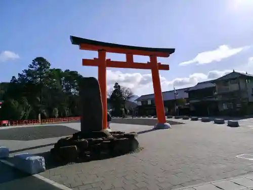 賀茂別雷神社（上賀茂神社）の{uncategorized: "未分類", other: "その他", undefined: "問題あり", building: "その他建物", grave: "お墓", sacred_gate: "鳥居", guardian: "狛犬", statue: "像", buddha: "仏像", history: "歴史", nature: "自然", garden: "庭園", animal: "動物", pagoda: "塔", temizu: "手水舎", mountain_gate: "山門・神門", sanctuary: "本殿・本堂", subordinate: "末社・摂社", art: "芸術", scenery: "景色", jizo: "地蔵", ema: "絵馬", goshuin: "御朱印", omikuji: "おみくじ", items: "授与品その他", amulet: "お守り", goshuincho: "御朱印帳", eats: "食事", festival: "お祭り", votive_dance: "神楽", shichigosan: "七五三参", wedding: "結婚式", experience: "体験その他", initially: "初詣", around: "周辺", anti_infection: "感染症対策"}