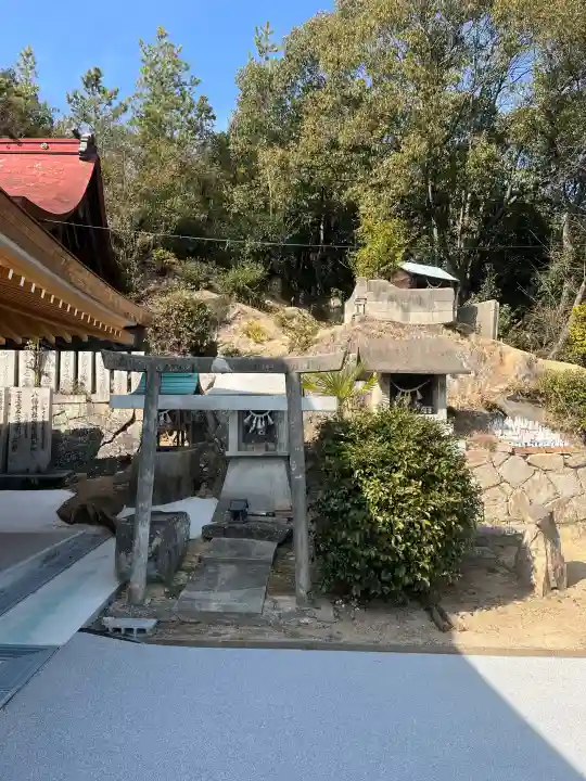 幣多賀八幡宮(吉和八幡神社)の{uncategorized: "未分類", other: "その他", undefined: "問題あり", building: "その他建物", grave: "お墓", sacred_gate: "鳥居", guardian: "狛犬", statue: "像", buddha: "仏像", history: "歴史", nature: "自然", garden: "庭園", animal: "動物", pagoda: "塔", temizu: "手水舎", mountain_gate: "山門・神門", sanctuary: "本殿・本堂", subordinate: "末社・摂社", art: "芸術", scenery: "景色", jizo: "地蔵", ema: "絵馬", goshuin: "御朱印", omikuji: "おみくじ", items: "授与品その他", amulet: "お守り", goshuincho: "御朱印帳", eats: "食事", festival: "お祭り", votive_dance: "神楽", shichigosan: "七五三参", wedding: "結婚式", experience: "体験その他", initially: "初詣", around: "周辺", anti_infection: "感染症対策"}