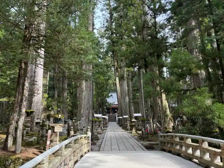 高野山金剛峯寺奥の院の{uncategorized: "未分類", other: "その他", undefined: "問題あり", building: "その他建物", grave: "お墓", sacred_gate: "鳥居", guardian: "狛犬", statue: "像", buddha: "仏像", history: "歴史", nature: "自然", garden: "庭園", animal: "動物", pagoda: "塔", temizu: "手水舎", mountain_gate: "山門・神門", sanctuary: "本殿・本堂", subordinate: "末社・摂社", art: "芸術", scenery: "景色", jizo: "地蔵", ema: "絵馬", goshuin: "御朱印", omikuji: "おみくじ", items: "授与品その他", amulet: "お守り", goshuincho: "御朱印帳", eats: "食事", festival: "お祭り", votive_dance: "神楽", shichigosan: "七五三参", wedding: "結婚式", experience: "体験その他", initially: "初詣", around: "周辺", anti_infection: "感染症対策"}