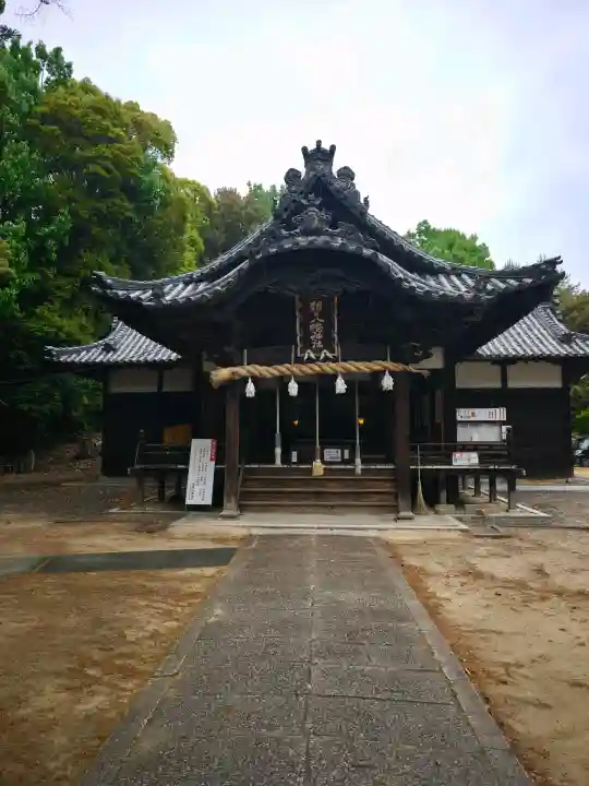 朝日八幡神社の{uncategorized: "未分類", other: "その他", undefined: "問題あり", building: "その他建物", grave: "お墓", sacred_gate: "鳥居", guardian: "狛犬", statue: "像", buddha: "仏像", history: "歴史", nature: "自然", garden: "庭園", animal: "動物", pagoda: "塔", temizu: "手水舎", mountain_gate: "山門・神門", sanctuary: "本殿・本堂", subordinate: "末社・摂社", art: "芸術", scenery: "景色", jizo: "地蔵", ema: "絵馬", goshuin: "御朱印", omikuji: "おみくじ", items: "授与品その他", amulet: "お守り", goshuincho: "御朱印帳", eats: "食事", festival: "お祭り", votive_dance: "神楽", shichigosan: "七五三参", wedding: "結婚式", experience: "体験その他", initially: "初詣", around: "周辺", anti_infection: "感染症対策"}
