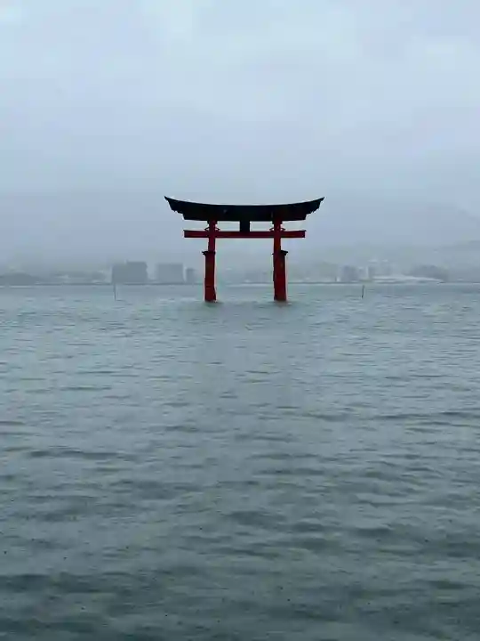 厳島神社の{uncategorized: "未分類", other: "その他", undefined: "問題あり", building: "その他建物", grave: "お墓", sacred_gate: "鳥居", guardian: "狛犬", statue: "像", buddha: "仏像", history: "歴史", nature: "自然", garden: "庭園", animal: "動物", pagoda: "塔", temizu: "手水舎", mountain_gate: "山門・神門", sanctuary: "本殿・本堂", subordinate: "末社・摂社", art: "芸術", scenery: "景色", jizo: "地蔵", ema: "絵馬", goshuin: "御朱印", omikuji: "おみくじ", items: "授与品その他", amulet: "お守り", goshuincho: "御朱印帳", eats: "食事", festival: "お祭り", votive_dance: "神楽", shichigosan: "七五三参", wedding: "結婚式", experience: "体験その他", initially: "初詣", around: "周辺", anti_infection: "感染症対策"}