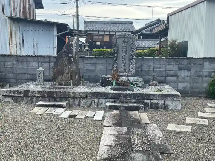 誓光寺の{uncategorized: "未分類", other: "その他", undefined: "問題あり", building: "その他建物", grave: "お墓", sacred_gate: "鳥居", guardian: "狛犬", statue: "像", buddha: "仏像", history: "歴史", nature: "自然", garden: "庭園", animal: "動物", pagoda: "塔", temizu: "手水舎", mountain_gate: "山門・神門", sanctuary: "本殿・本堂", subordinate: "末社・摂社", art: "芸術", scenery: "景色", jizo: "地蔵", ema: "絵馬", goshuin: "御朱印", omikuji: "おみくじ", items: "授与品その他", amulet: "お守り", goshuincho: "御朱印帳", eats: "食事", festival: "お祭り", votive_dance: "神楽", shichigosan: "七五三参", wedding: "結婚式", experience: "体験その他", initially: "初詣", around: "周辺", anti_infection: "感染症対策"}