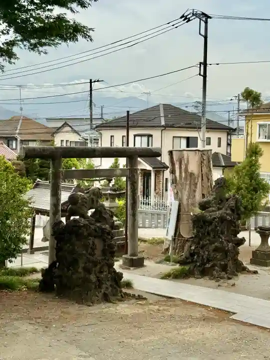 諏訪神社の{uncategorized: "未分類", other: "その他", undefined: "問題あり", building: "その他建物", grave: "お墓", sacred_gate: "鳥居", guardian: "狛犬", statue: "像", buddha: "仏像", history: "歴史", nature: "自然", garden: "庭園", animal: "動物", pagoda: "塔", temizu: "手水舎", mountain_gate: "山門・神門", sanctuary: "本殿・本堂", subordinate: "末社・摂社", art: "芸術", scenery: "景色", jizo: "地蔵", ema: "絵馬", goshuin: "御朱印", omikuji: "おみくじ", items: "授与品その他", amulet: "お守り", goshuincho: "御朱印帳", eats: "食事", festival: "お祭り", votive_dance: "神楽", shichigosan: "七五三参", wedding: "結婚式", experience: "体験その他", initially: "初詣", around: "周辺", anti_infection: "感染症対策"}