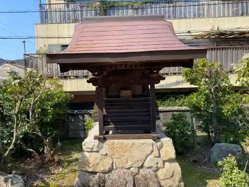 宝寿院の{uncategorized: "未分類", other: "その他", undefined: "問題あり", building: "その他建物", grave: "お墓", sacred_gate: "鳥居", guardian: "狛犬", statue: "像", buddha: "仏像", history: "歴史", nature: "自然", garden: "庭園", animal: "動物", pagoda: "塔", temizu: "手水舎", mountain_gate: "山門・神門", sanctuary: "本殿・本堂", subordinate: "末社・摂社", art: "芸術", scenery: "景色", jizo: "地蔵", ema: "絵馬", goshuin: "御朱印", omikuji: "おみくじ", items: "授与品その他", amulet: "お守り", goshuincho: "御朱印帳", eats: "食事", festival: "お祭り", votive_dance: "神楽", shichigosan: "七五三参", wedding: "結婚式", experience: "体験その他", initially: "初詣", around: "周辺", anti_infection: "感染症対策"}