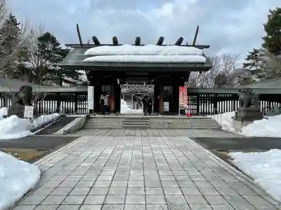 札幌護國神社の山門・神門