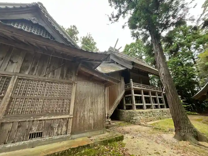 六所神社の{uncategorized: "未分類", other: "その他", undefined: "問題あり", building: "その他建物", grave: "お墓", sacred_gate: "鳥居", guardian: "狛犬", statue: "像", buddha: "仏像", history: "歴史", nature: "自然", garden: "庭園", animal: "動物", pagoda: "塔", temizu: "手水舎", mountain_gate: "山門・神門", sanctuary: "本殿・本堂", subordinate: "末社・摂社", art: "芸術", scenery: "景色", jizo: "地蔵", ema: "絵馬", goshuin: "御朱印", omikuji: "おみくじ", items: "授与品その他", amulet: "お守り", goshuincho: "御朱印帳", eats: "食事", festival: "お祭り", votive_dance: "神楽", shichigosan: "七五三参", wedding: "結婚式", experience: "体験その他", initially: "初詣", around: "周辺", anti_infection: "感染症対策"}