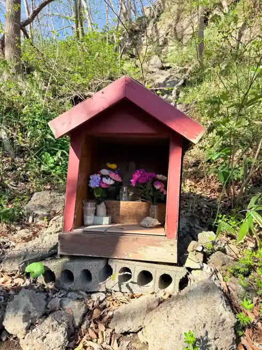 湯の沢神社の{uncategorized: "未分類", other: "その他", undefined: "問題あり", building: "その他建物", grave: "お墓", sacred_gate: "鳥居", guardian: "狛犬", statue: "像", buddha: "仏像", history: "歴史", nature: "自然", garden: "庭園", animal: "動物", pagoda: "塔", temizu: "手水舎", mountain_gate: "山門・神門", sanctuary: "本殿・本堂", subordinate: "末社・摂社", art: "芸術", scenery: "景色", jizo: "地蔵", ema: "絵馬", goshuin: "御朱印", omikuji: "おみくじ", items: "授与品その他", amulet: "お守り", goshuincho: "御朱印帳", eats: "食事", festival: "お祭り", votive_dance: "神楽", shichigosan: "七五三参", wedding: "結婚式", experience: "体験その他", initially: "初詣", around: "周辺", anti_infection: "感染症対策"}