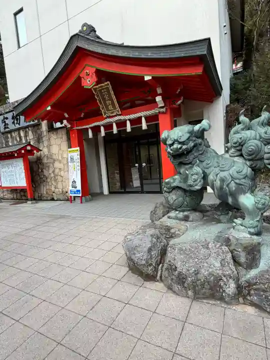 箱根神社の{uncategorized: "未分類", other: "その他", undefined: "問題あり", building: "その他建物", grave: "お墓", sacred_gate: "鳥居", guardian: "狛犬", statue: "像", buddha: "仏像", history: "歴史", nature: "自然", garden: "庭園", animal: "動物", pagoda: "塔", temizu: "手水舎", mountain_gate: "山門・神門", sanctuary: "本殿・本堂", subordinate: "末社・摂社", art: "芸術", scenery: "景色", jizo: "地蔵", ema: "絵馬", goshuin: "御朱印", omikuji: "おみくじ", items: "授与品その他", amulet: "お守り", goshuincho: "御朱印帳", eats: "食事", festival: "お祭り", votive_dance: "神楽", shichigosan: "七五三参", wedding: "結婚式", experience: "体験その他", initially: "初詣", around: "周辺", anti_infection: "感染症対策"}
