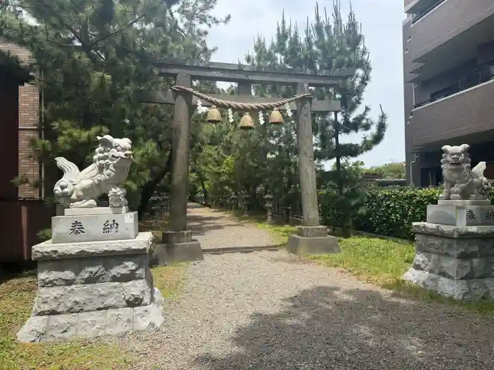 鶴嶺八幡宮の{uncategorized: "未分類", other: "その他", undefined: "問題あり", building: "その他建物", grave: "お墓", sacred_gate: "鳥居", guardian: "狛犬", statue: "像", buddha: "仏像", history: "歴史", nature: "自然", garden: "庭園", animal: "動物", pagoda: "塔", temizu: "手水舎", mountain_gate: "山門・神門", sanctuary: "本殿・本堂", subordinate: "末社・摂社", art: "芸術", scenery: "景色", jizo: "地蔵", ema: "絵馬", goshuin: "御朱印", omikuji: "おみくじ", items: "授与品その他", amulet: "お守り", goshuincho: "御朱印帳", eats: "食事", festival: "お祭り", votive_dance: "神楽", shichigosan: "七五三参", wedding: "結婚式", experience: "体験その他", initially: "初詣", around: "周辺", anti_infection: "感染症対策"}