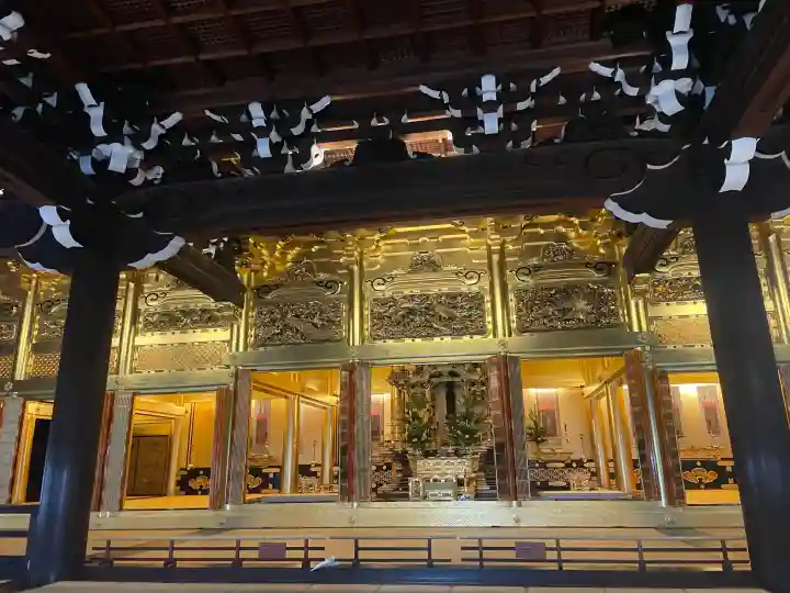 東本願寺(真宗本廟)の{uncategorized: "未分類", other: "その他", undefined: "問題あり", building: "その他建物", grave: "お墓", sacred_gate: "鳥居", guardian: "狛犬", statue: "像", buddha: "仏像", history: "歴史", nature: "自然", garden: "庭園", animal: "動物", pagoda: "塔", temizu: "手水舎", mountain_gate: "山門・神門", sanctuary: "本殿・本堂", subordinate: "末社・摂社", art: "芸術", scenery: "景色", jizo: "地蔵", ema: "絵馬", goshuin: "御朱印", omikuji: "おみくじ", items: "授与品その他", amulet: "お守り", goshuincho: "御朱印帳", eats: "食事", festival: "お祭り", votive_dance: "神楽", shichigosan: "七五三参", wedding: "結婚式", experience: "体験その他", initially: "初詣", around: "周辺", anti_infection: "感染症対策"}