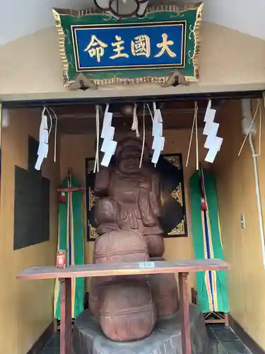 須賀神社の像