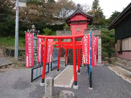 築山稲荷大明神の鳥居