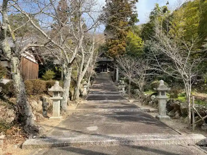 諏訪神社の{uncategorized: "未分類", other: "その他", undefined: "問題あり", building: "その他建物", grave: "お墓", sacred_gate: "鳥居", guardian: "狛犬", statue: "像", buddha: "仏像", history: "歴史", nature: "自然", garden: "庭園", animal: "動物", pagoda: "塔", temizu: "手水舎", mountain_gate: "山門・神門", sanctuary: "本殿・本堂", subordinate: "末社・摂社", art: "芸術", scenery: "景色", jizo: "地蔵", ema: "絵馬", goshuin: "御朱印", omikuji: "おみくじ", items: "授与品その他", amulet: "お守り", goshuincho: "御朱印帳", eats: "食事", festival: "お祭り", votive_dance: "神楽", shichigosan: "七五三参", wedding: "結婚式", experience: "体験その他", initially: "初詣", around: "周辺", anti_infection: "感染症対策"}