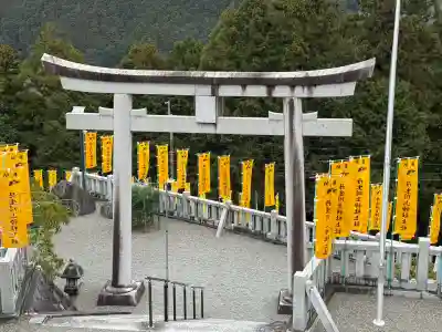 丹生川上神社（上社）の{uncategorized: "未分類", other: "その他", undefined: "問題あり", building: "その他建物", grave: "お墓", sacred_gate: "鳥居", guardian: "狛犬", statue: "像", buddha: "仏像", history: "歴史", nature: "自然", garden: "庭園", animal: "動物", pagoda: "塔", temizu: "手水舎", mountain_gate: "山門・神門", sanctuary: "本殿・本堂", subordinate: "末社・摂社", art: "芸術", scenery: "景色", jizo: "地蔵", ema: "絵馬", goshuin: "御朱印", omikuji: "おみくじ", items: "授与品その他", amulet: "お守り", goshuincho: "御朱印帳", eats: "食事", festival: "お祭り", votive_dance: "神楽", shichigosan: "七五三参", wedding: "結婚式", experience: "体験その他", initially: "初詣", around: "周辺", anti_infection: "感染症対策"}