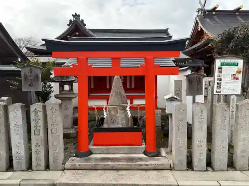 車折神社の{uncategorized: "未分類", other: "その他", undefined: "問題あり", building: "その他建物", grave: "お墓", sacred_gate: "鳥居", guardian: "狛犬", statue: "像", buddha: "仏像", history: "歴史", nature: "自然", garden: "庭園", animal: "動物", pagoda: "塔", temizu: "手水舎", mountain_gate: "山門・神門", sanctuary: "本殿・本堂", subordinate: "末社・摂社", art: "芸術", scenery: "景色", jizo: "地蔵", ema: "絵馬", goshuin: "御朱印", omikuji: "おみくじ", items: "授与品その他", amulet: "お守り", goshuincho: "御朱印帳", eats: "食事", festival: "お祭り", votive_dance: "神楽", shichigosan: "七五三参", wedding: "結婚式", experience: "体験その他", initially: "初詣", around: "周辺", anti_infection: "感染症対策"}