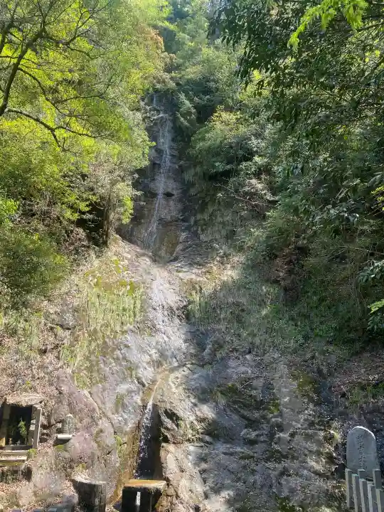 満願滝弁財天の{uncategorized: "未分類", other: "その他", undefined: "問題あり", building: "その他建物", grave: "お墓", sacred_gate: "鳥居", guardian: "狛犬", statue: "像", buddha: "仏像", history: "歴史", nature: "自然", garden: "庭園", animal: "動物", pagoda: "塔", temizu: "手水舎", mountain_gate: "山門・神門", sanctuary: "本殿・本堂", subordinate: "末社・摂社", art: "芸術", scenery: "景色", jizo: "地蔵", ema: "絵馬", goshuin: "御朱印", omikuji: "おみくじ", items: "授与品その他", amulet: "お守り", goshuincho: "御朱印帳", eats: "食事", festival: "お祭り", votive_dance: "神楽", shichigosan: "七五三参", wedding: "結婚式", experience: "体験その他", initially: "初詣", around: "周辺", anti_infection: "感染症対策"}