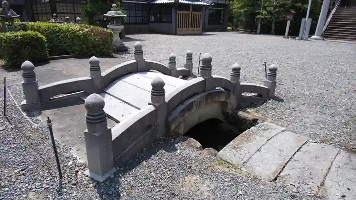 宇波西神社の庭園
