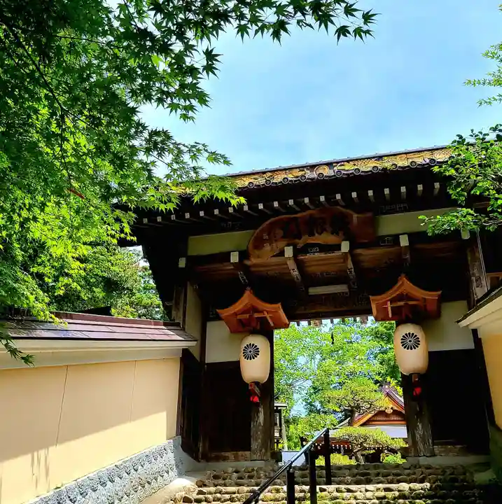 目の霊山 油山寺の山門・神門
