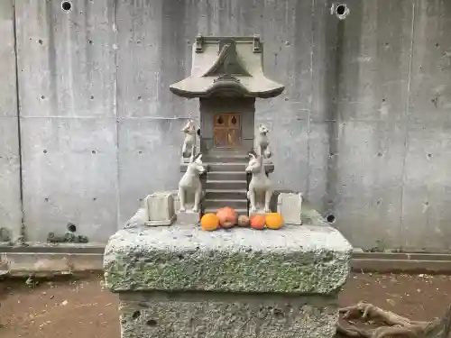 狸穴稲荷社の{uncategorized: "未分類", other: "その他", undefined: "問題あり", building: "その他建物", grave: "お墓", sacred_gate: "鳥居", guardian: "狛犬", statue: "像", buddha: "仏像", history: "歴史", nature: "自然", garden: "庭園", animal: "動物", pagoda: "塔", temizu: "手水舎", mountain_gate: "山門・神門", sanctuary: "本殿・本堂", subordinate: "末社・摂社", art: "芸術", scenery: "景色", jizo: "地蔵", ema: "絵馬", goshuin: "御朱印", omikuji: "おみくじ", items: "授与品その他", amulet: "お守り", goshuincho: "御朱印帳", eats: "食事", festival: "お祭り", votive_dance: "神楽", shichigosan: "七五三参", wedding: "結婚式", experience: "体験その他", initially: "初詣", around: "周辺", anti_infection: "感染症対策"}