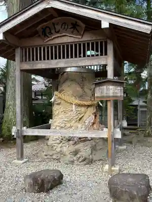 飛驒一宮水無神社の{uncategorized: "未分類", other: "その他", undefined: "問題あり", building: "その他建物", grave: "お墓", sacred_gate: "鳥居", guardian: "狛犬", statue: "像", buddha: "仏像", history: "歴史", nature: "自然", garden: "庭園", animal: "動物", pagoda: "塔", temizu: "手水舎", mountain_gate: "山門・神門", sanctuary: "本殿・本堂", subordinate: "末社・摂社", art: "芸術", scenery: "景色", jizo: "地蔵", ema: "絵馬", goshuin: "御朱印", omikuji: "おみくじ", items: "授与品その他", amulet: "お守り", goshuincho: "御朱印帳", eats: "食事", festival: "お祭り", votive_dance: "神楽", shichigosan: "七五三参", wedding: "結婚式", experience: "体験その他", initially: "初詣", around: "周辺", anti_infection: "感染症対策"}