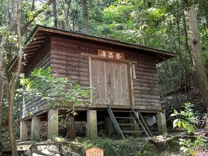 宝登山神社の{uncategorized: "未分類", other: "その他", undefined: "問題あり", building: "その他建物", grave: "お墓", sacred_gate: "鳥居", guardian: "狛犬", statue: "像", buddha: "仏像", history: "歴史", nature: "自然", garden: "庭園", animal: "動物", pagoda: "塔", temizu: "手水舎", mountain_gate: "山門・神門", sanctuary: "本殿・本堂", subordinate: "末社・摂社", art: "芸術", scenery: "景色", jizo: "地蔵", ema: "絵馬", goshuin: "御朱印", omikuji: "おみくじ", items: "授与品その他", amulet: "お守り", goshuincho: "御朱印帳", eats: "食事", festival: "お祭り", votive_dance: "神楽", shichigosan: "七五三参", wedding: "結婚式", experience: "体験その他", initially: "初詣", around: "周辺", anti_infection: "感染症対策"}