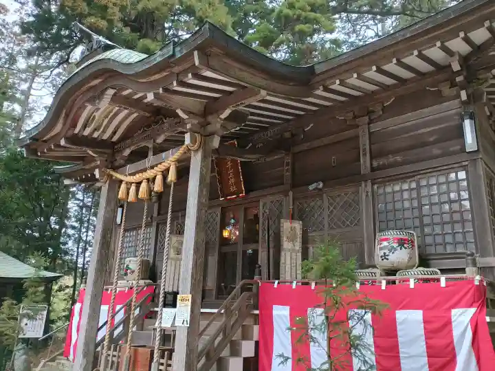 鷲子山上神社の{uncategorized: "未分類", other: "その他", undefined: "問題あり", building: "その他建物", grave: "お墓", sacred_gate: "鳥居", guardian: "狛犬", statue: "像", buddha: "仏像", history: "歴史", nature: "自然", garden: "庭園", animal: "動物", pagoda: "塔", temizu: "手水舎", mountain_gate: "山門・神門", sanctuary: "本殿・本堂", subordinate: "末社・摂社", art: "芸術", scenery: "景色", jizo: "地蔵", ema: "絵馬", goshuin: "御朱印", omikuji: "おみくじ", items: "授与品その他", amulet: "お守り", goshuincho: "御朱印帳", eats: "食事", festival: "お祭り", votive_dance: "神楽", shichigosan: "七五三参", wedding: "結婚式", experience: "体験その他", initially: "初詣", around: "周辺", anti_infection: "感染症対策"}