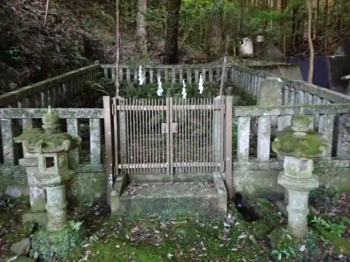 亀石明神の本殿・本堂