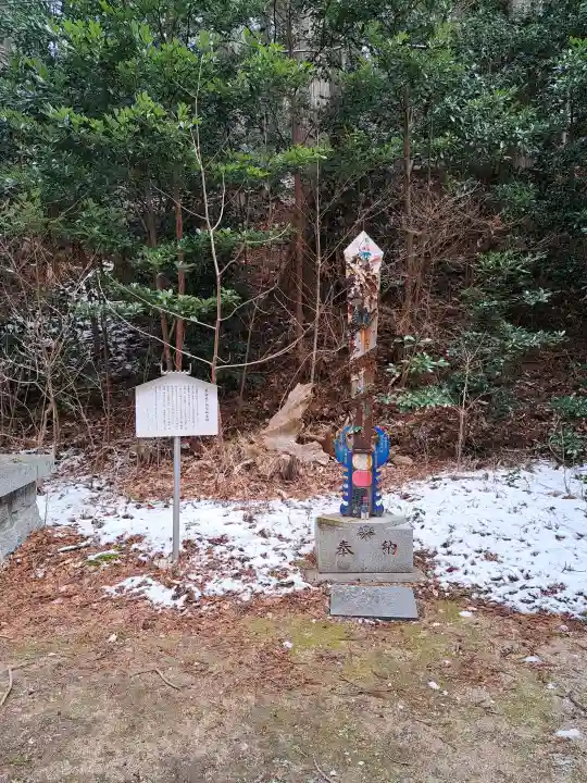 荒神社の{uncategorized: "未分類", other: "その他", undefined: "問題あり", building: "その他建物", grave: "お墓", sacred_gate: "鳥居", guardian: "狛犬", statue: "像", buddha: "仏像", history: "歴史", nature: "自然", garden: "庭園", animal: "動物", pagoda: "塔", temizu: "手水舎", mountain_gate: "山門・神門", sanctuary: "本殿・本堂", subordinate: "末社・摂社", art: "芸術", scenery: "景色", jizo: "地蔵", ema: "絵馬", goshuin: "御朱印", omikuji: "おみくじ", items: "授与品その他", amulet: "お守り", goshuincho: "御朱印帳", eats: "食事", festival: "お祭り", votive_dance: "神楽", shichigosan: "七五三参", wedding: "結婚式", experience: "体験その他", initially: "初詣", around: "周辺", anti_infection: "感染症対策"}