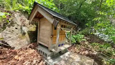 正一位石倉稲荷神社の{uncategorized: "未分類", other: "その他", undefined: "問題あり", building: "その他建物", grave: "お墓", sacred_gate: "鳥居", guardian: "狛犬", statue: "像", buddha: "仏像", history: "歴史", nature: "自然", garden: "庭園", animal: "動物", pagoda: "塔", temizu: "手水舎", mountain_gate: "山門・神門", sanctuary: "本殿・本堂", subordinate: "末社・摂社", art: "芸術", scenery: "景色", jizo: "地蔵", ema: "絵馬", goshuin: "御朱印", omikuji: "おみくじ", items: "授与品その他", amulet: "お守り", goshuincho: "御朱印帳", eats: "食事", festival: "お祭り", votive_dance: "神楽", shichigosan: "七五三参", wedding: "結婚式", experience: "体験その他", initially: "初詣", around: "周辺", anti_infection: "感染症対策"}