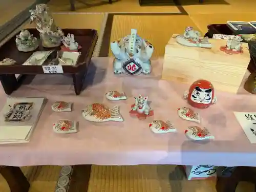 かっぱの寺 栖足寺の{uncategorized: "未分類", other: "その他", undefined: "問題あり", building: "その他建物", grave: "お墓", sacred_gate: "鳥居", guardian: "狛犬", statue: "像", buddha: "仏像", history: "歴史", nature: "自然", garden: "庭園", animal: "動物", pagoda: "塔", temizu: "手水舎", mountain_gate: "山門・神門", sanctuary: "本殿・本堂", subordinate: "末社・摂社", art: "芸術", scenery: "景色", jizo: "地蔵", ema: "絵馬", goshuin: "御朱印", omikuji: "おみくじ", items: "授与品その他", amulet: "お守り", goshuincho: "御朱印帳", eats: "食事", festival: "お祭り", votive_dance: "神楽", shichigosan: "七五三参", wedding: "結婚式", experience: "体験その他", initially: "初詣", around: "周辺", anti_infection: "感染症対策"}