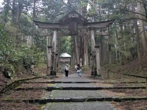 平泉寺白山神社の{uncategorized: "未分類", other: "その他", undefined: "問題あり", building: "その他建物", grave: "お墓", sacred_gate: "鳥居", guardian: "狛犬", statue: "像", buddha: "仏像", history: "歴史", nature: "自然", garden: "庭園", animal: "動物", pagoda: "塔", temizu: "手水舎", mountain_gate: "山門・神門", sanctuary: "本殿・本堂", subordinate: "末社・摂社", art: "芸術", scenery: "景色", jizo: "地蔵", ema: "絵馬", goshuin: "御朱印", omikuji: "おみくじ", items: "授与品その他", amulet: "お守り", goshuincho: "御朱印帳", eats: "食事", festival: "お祭り", votive_dance: "神楽", shichigosan: "七五三参", wedding: "結婚式", experience: "体験その他", initially: "初詣", around: "周辺", anti_infection: "感染症対策"}